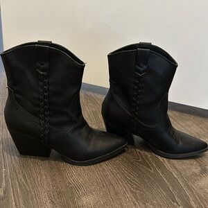Size 6 western bootsnever been worn. Purchased at Francesca’s.
